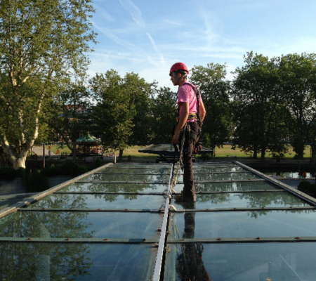Technicien Alius relié par une ligne de vie sur un auvent